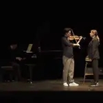 Verónica Ronda y Gaby Goldman (al piano) acompañarán a Aaron Lee sobre el escenario