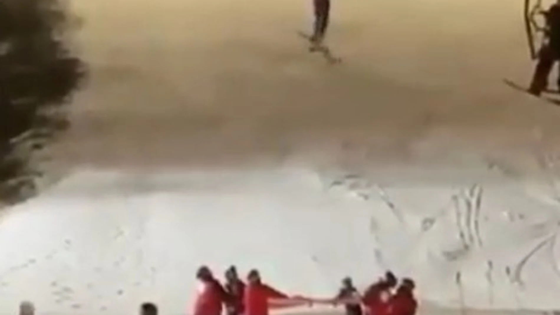 Una imagen del angustioso rescate a la esquiadora en Nueva York