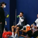 Carlos Moyá, entrenador de Rafa Nadal, charla con su pupilo y con Roberto Bautista Agut, con el que está entrenando estos días en la Rafa Nadal Academy