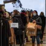 Vista de un comercio en la ciudad de Orense durante la campaña de rebajas