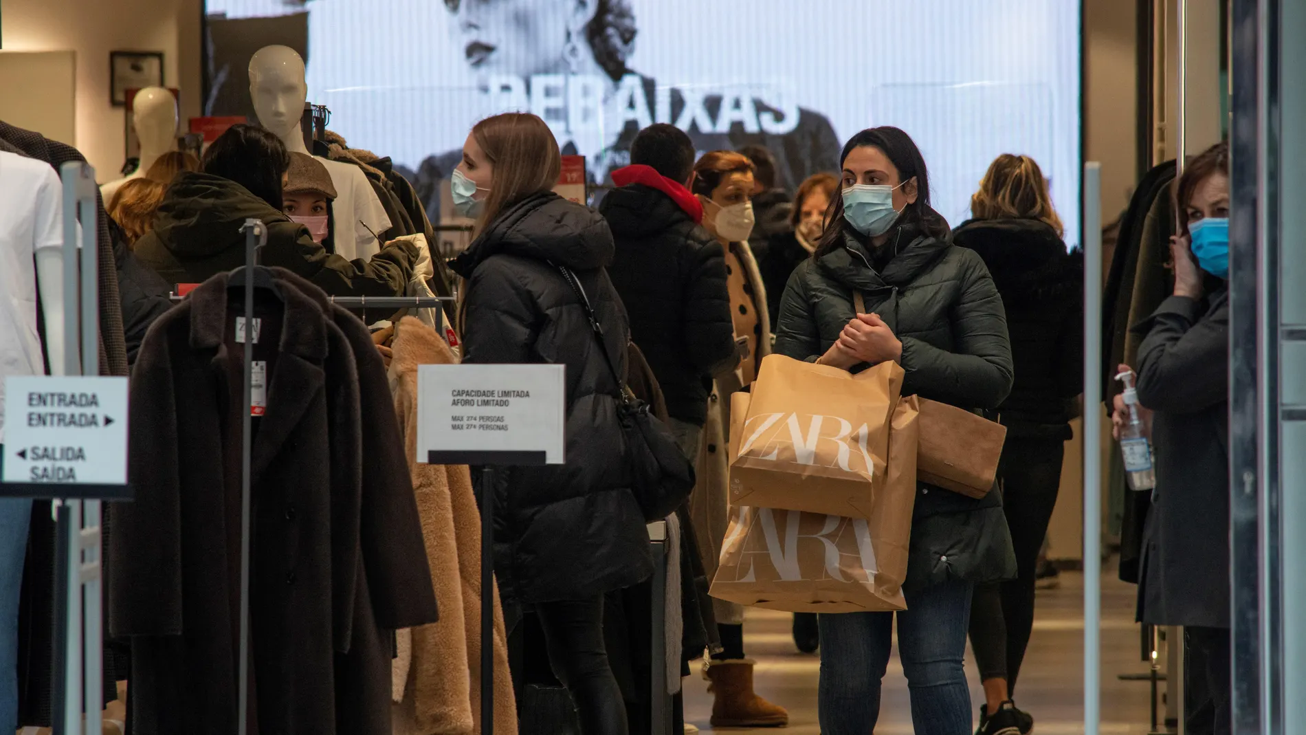 Vista de un comercio en la ciudad de Orense durante la campaña de rebajas