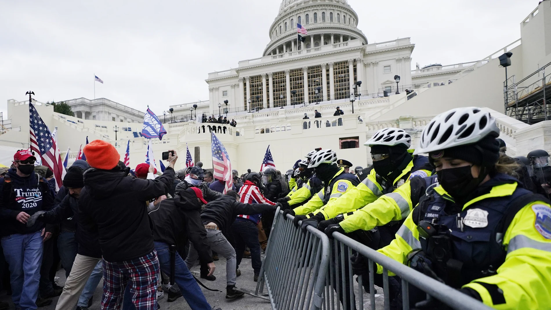 Los partidarios de los triunfadores intentan atravesar una barrera policial (AP Photo/Julio Cortez)