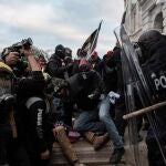 Manifestantes se enfrentan con agentes delante del Capitolio