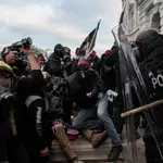 Manifestantes se enfrentan con agentes delante del Capitolio