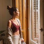 Mery Turiel y el sujetador de rebajas más bonito para llevar con cárdigans y jerséis gorditos.