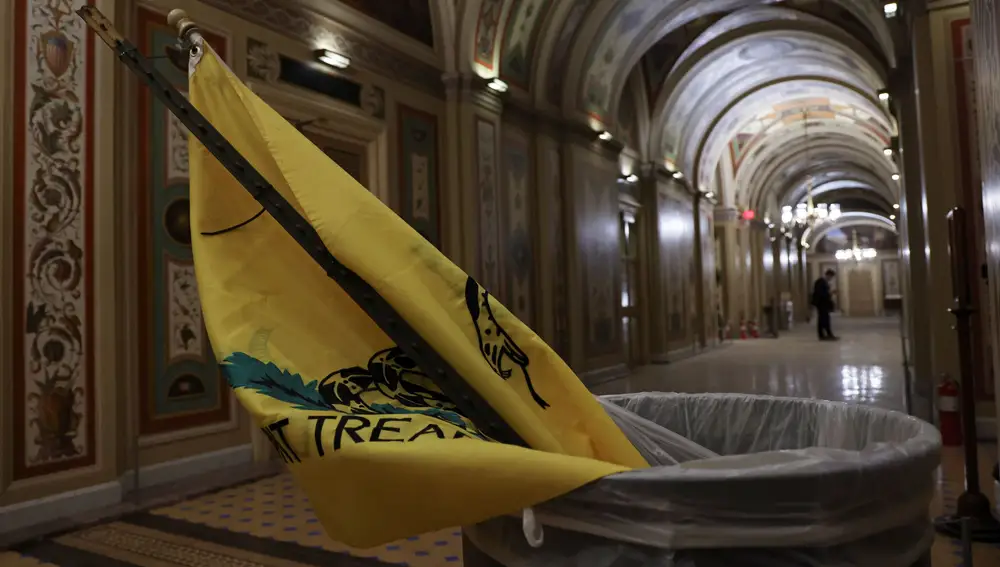 Imagen de una bandera de los seguidores de Trump en una papelera del Capitolio
