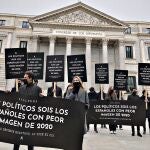 Campaña publicitaria de la firma Scalpers frente al Congreso de los Diputados