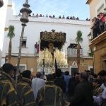 Paso de palio en las calles de Cádiz en la tarde de un Lunes Santo. EUROPA PRESS