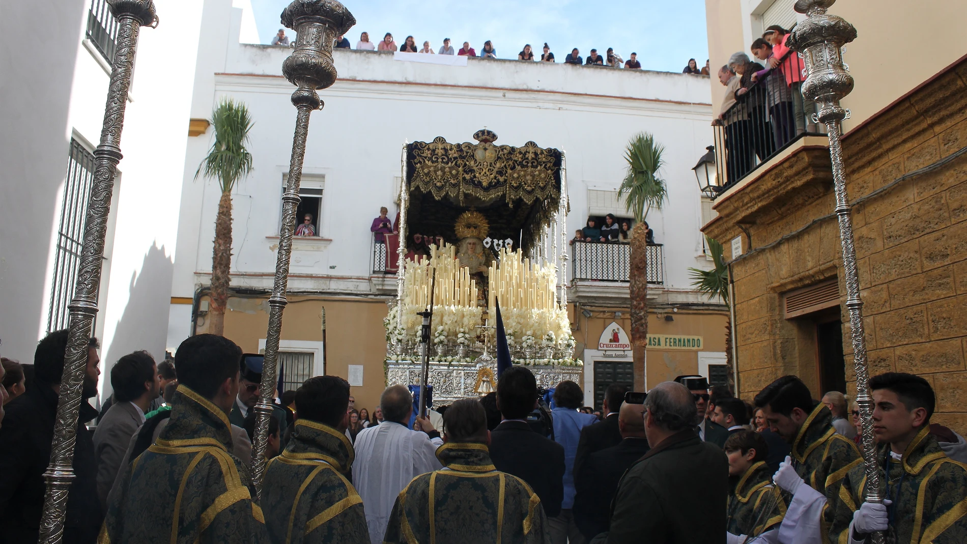 Paso de palio en las calles de Cádiz en la tarde de un Lunes Santo. EUROPA PRESS