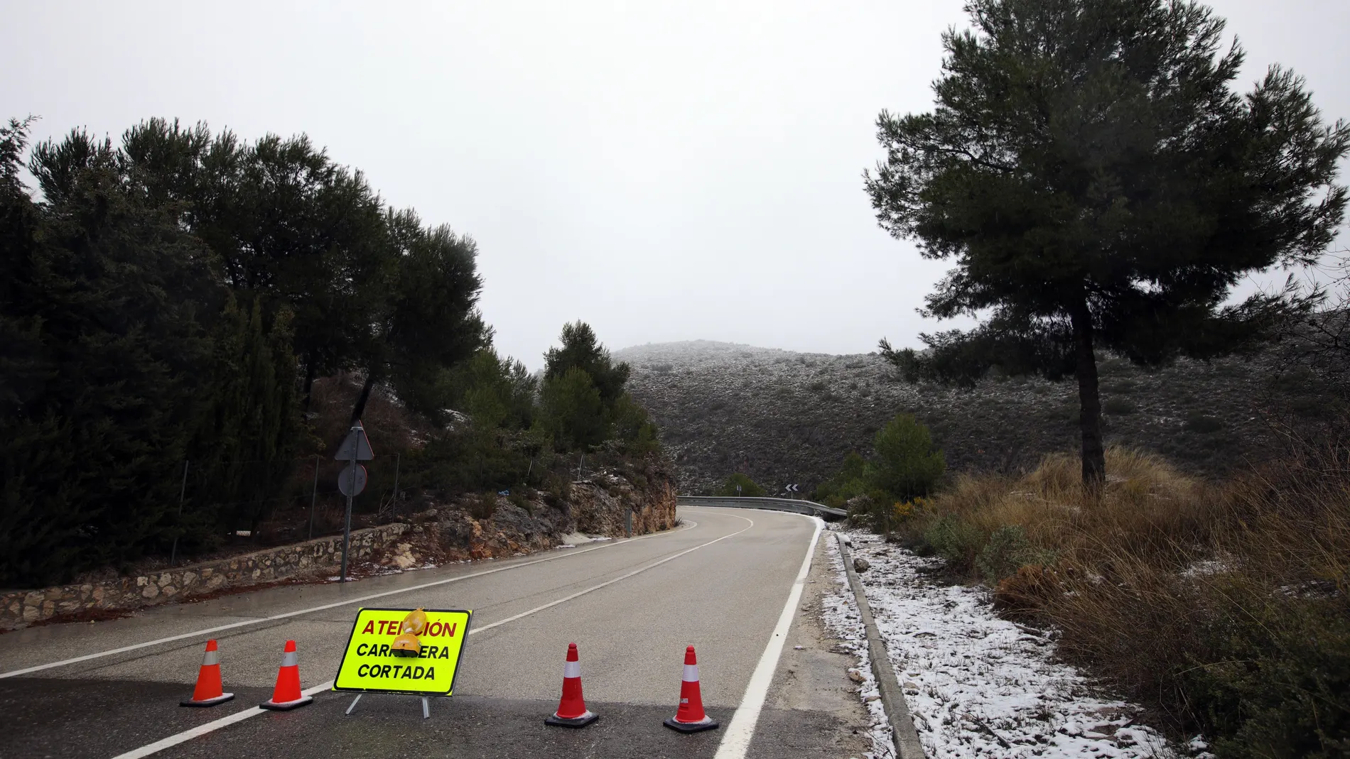 El temporal de lluvia y nieve que afecta a la mayor parte de la Comunitat Valenciana ha provocado el cierre de 30 carreteras