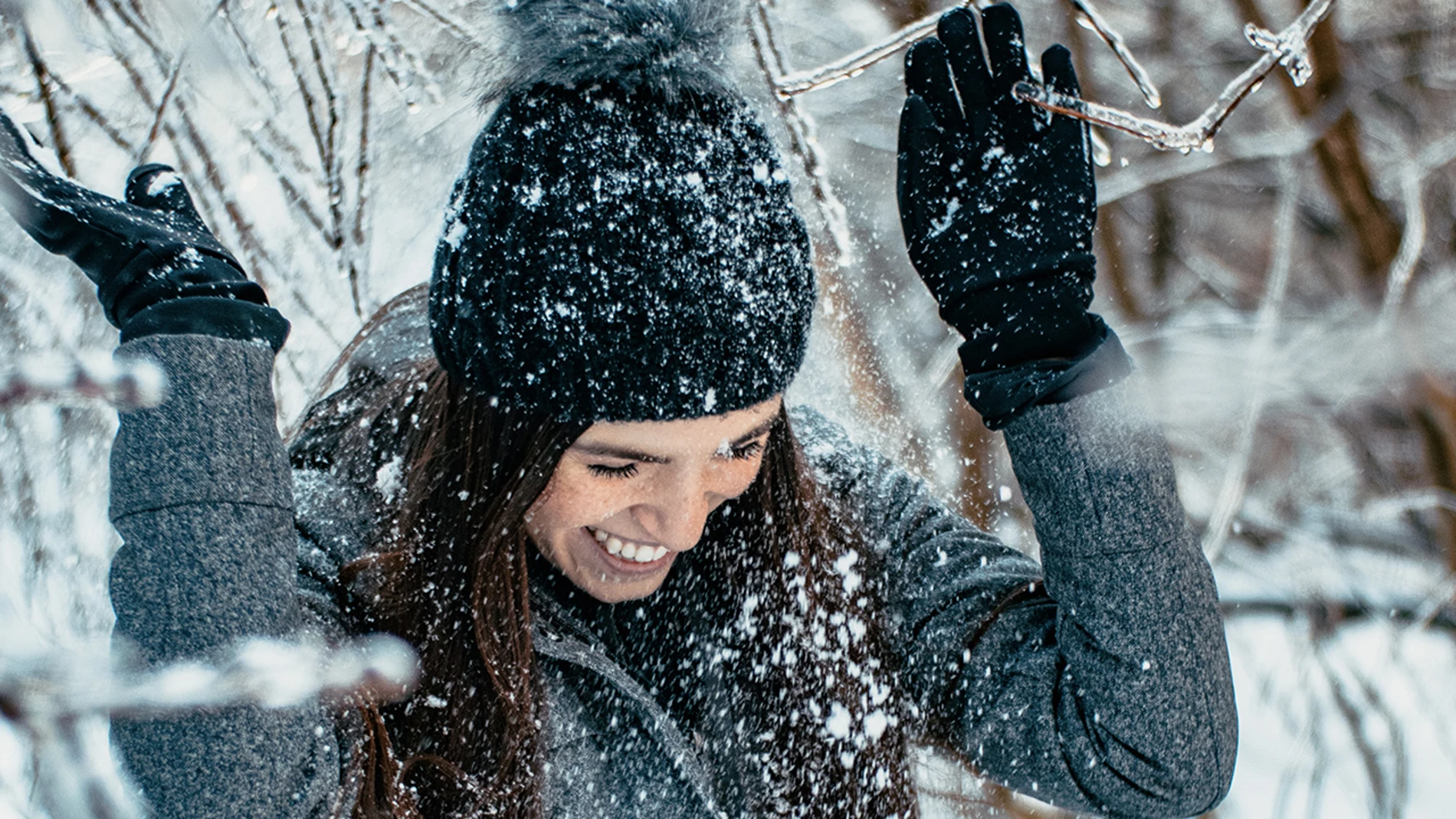 Una chica disfruta de la nieve.