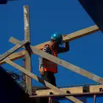 Un obrero trabaja en la construcción