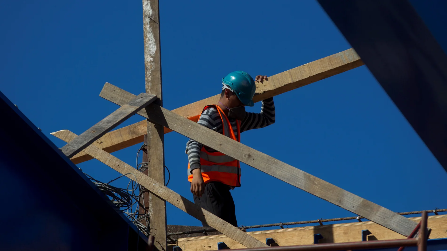 Un obrero trabaja en la construcción