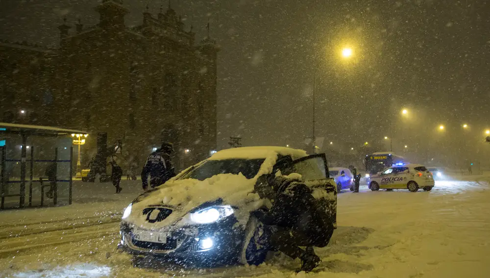 Un hombre, atrapado en el nieve en el centro de Madrid