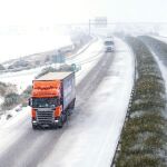 El temporal Filomena que está azotando la península está afectando a los transportes por tren, con demoras y anulaciones, por carretera, con 267 vías cortadas, y en avión, con desvíos de vuelos y cancelaciones a causa de la borrasca. En la imagen, Nieve en la autovía A-23 en Santa Eulalia (Teruel).