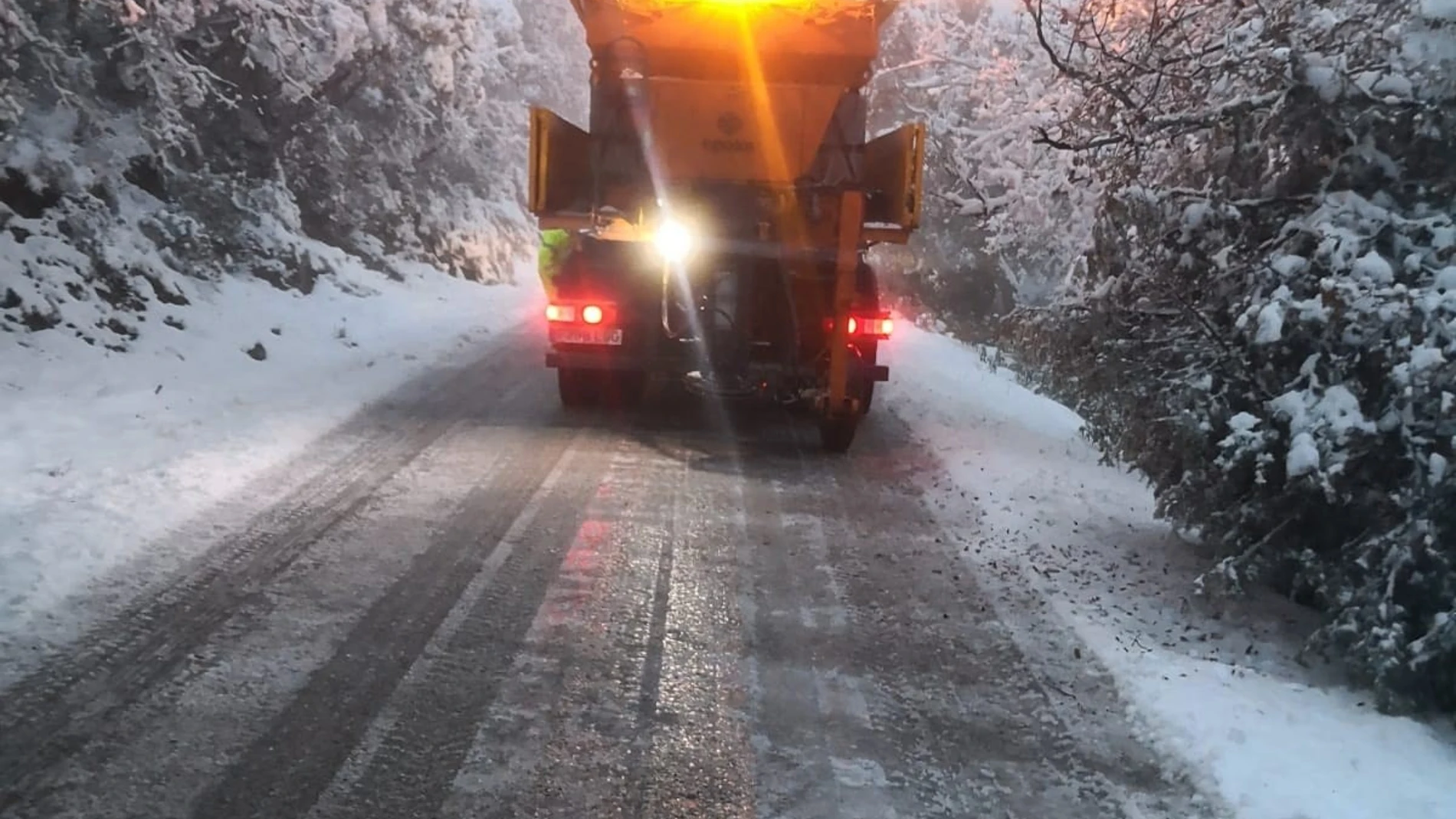 Trabajos del plan de vialidad invernal en Santa Elena.
