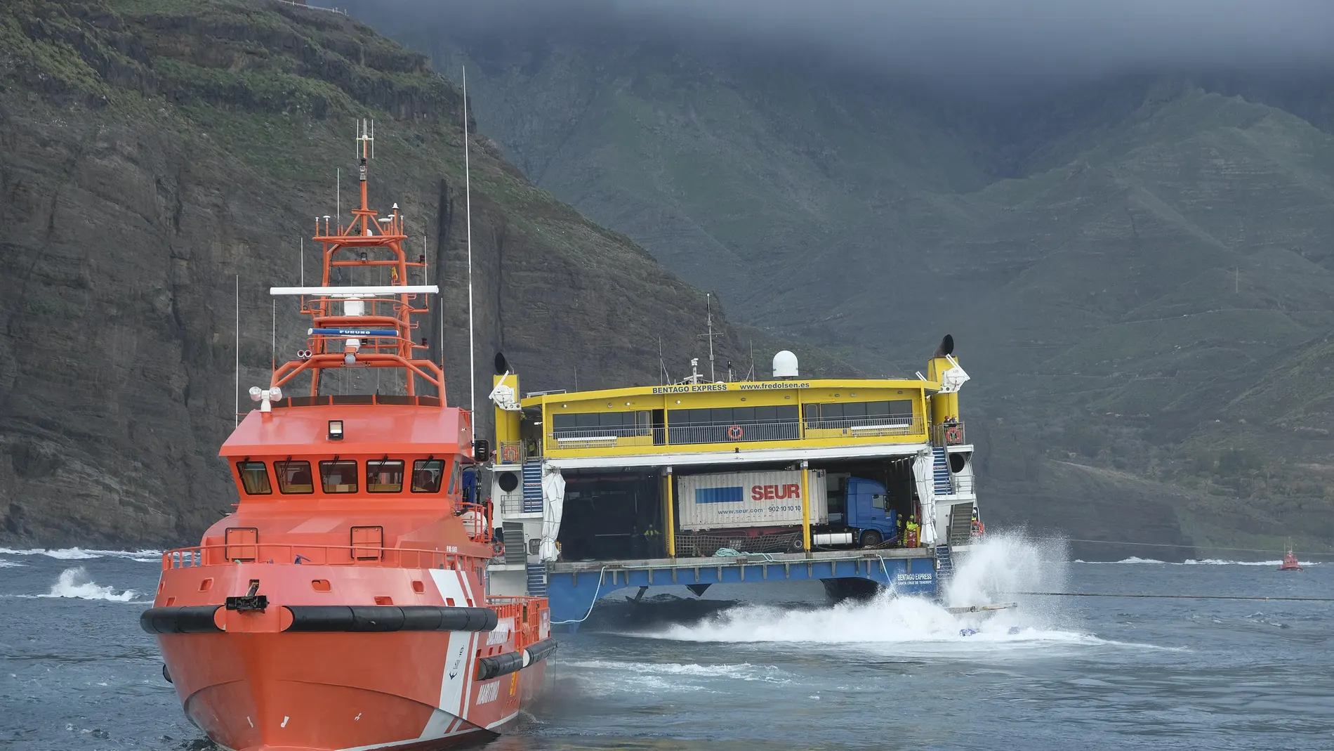 El ferry Bentago Express, de la compañía Fred. Olsen, encalló sobre las 21.20 horas del jueves en las proximidades del muelle de Agaete (noroeste de Gran Canaria), tras ser empujado hacia una baja por una súbita racha de viento