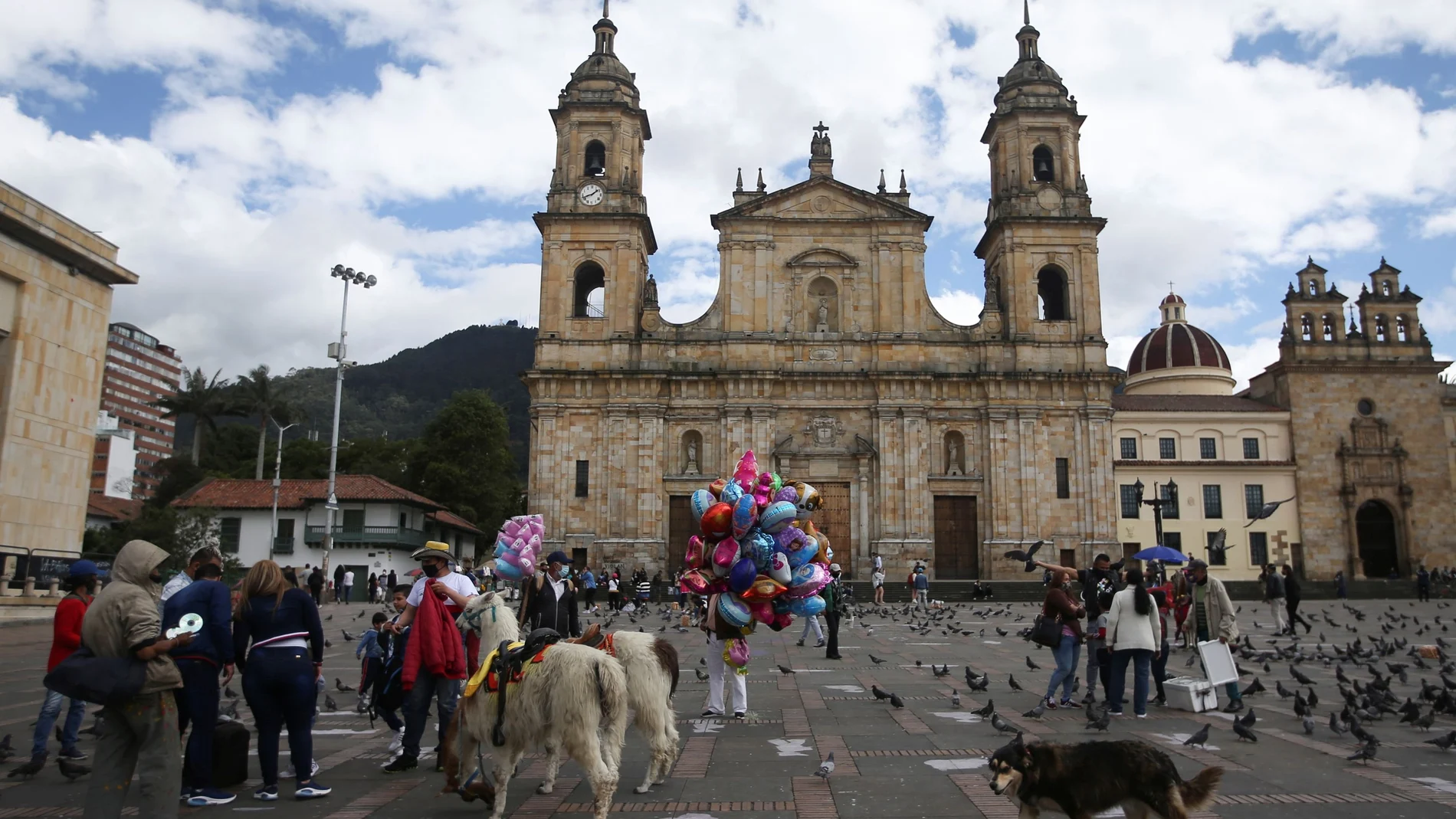 People wearing face masks are seen in the Plaza de Bolivar before the start of a mandatory total isolation decreed by the mayor's office, amidst an outbreak of the coronavirus disease (COVID-19), in Bogota, Colombia January 7, 2021. REUTERS/Luisa Gonzalez