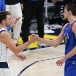 Luka Doncic saluda a Nikola Jokic. Ambos anotaron 38 puntos, pero los Mavericks se impusieron a los Nuggets