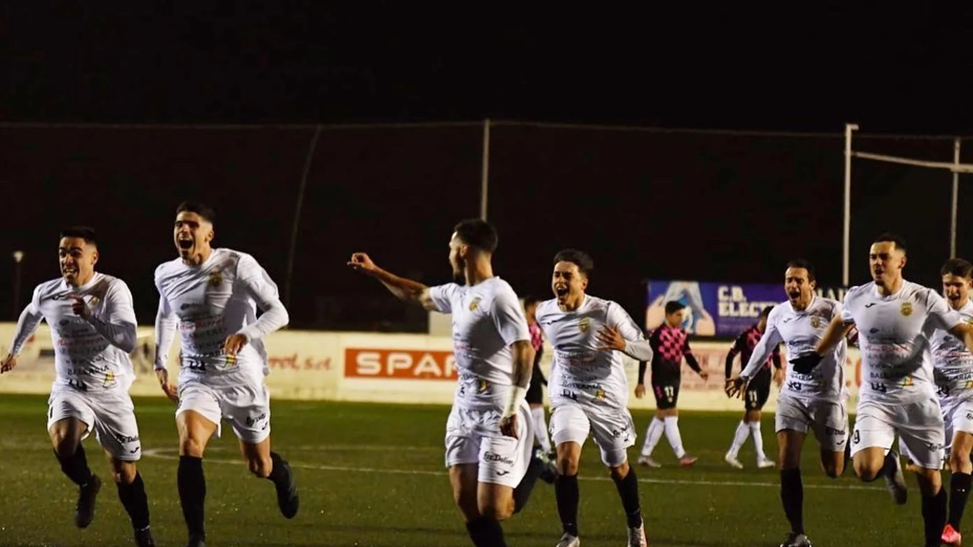 Los jugadores de la Peña Deportiva celebran su pase histórico al derrotar al Sabadell este pasado jueves