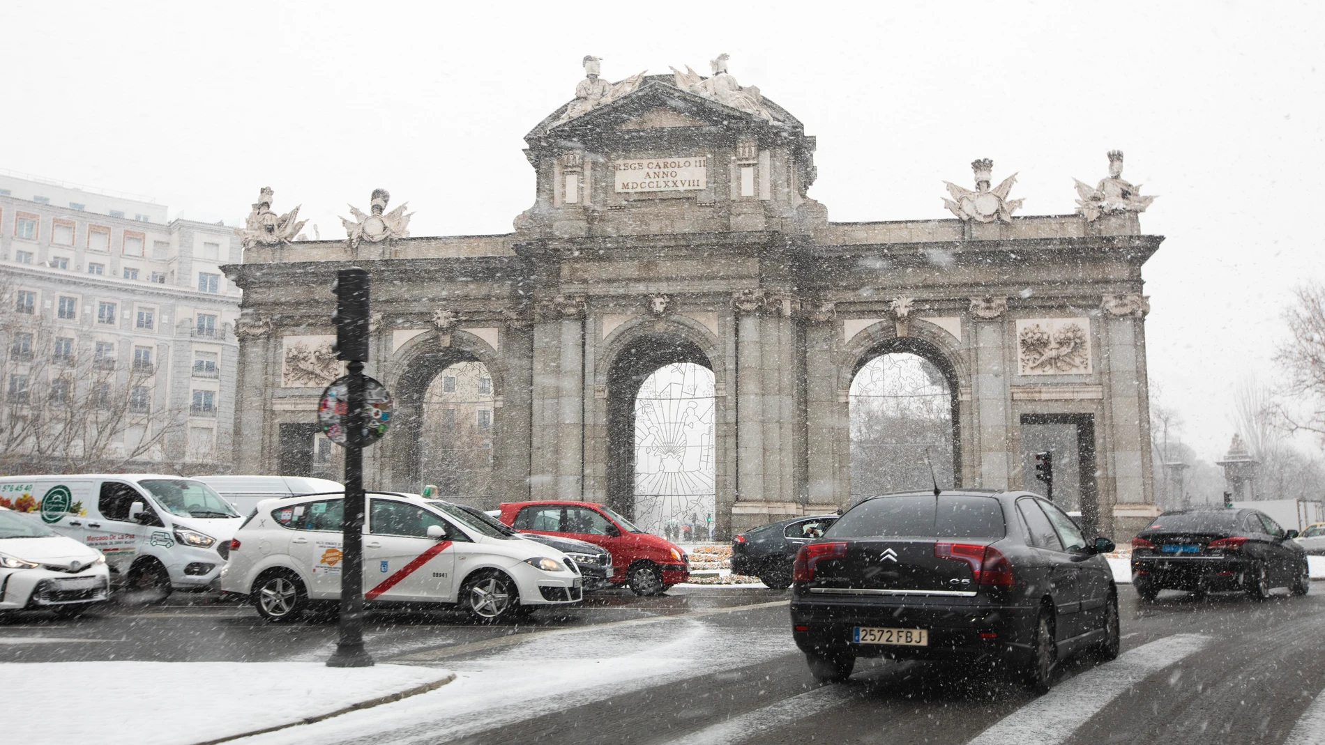 La Puerta de Alcalá de Madrid cubierta de nieve por el temporal.