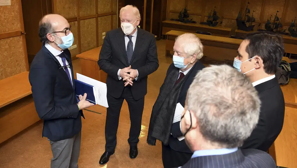 El consejero de Cultura y Turismo, Javier Ortega (C), charla con el presidente y vicepresidente de la Fundación VIII Centenario de la Catedral. Burgos 2021, Mario Iceta (D), y Antonio Méndez Pozo (I), respectivamente