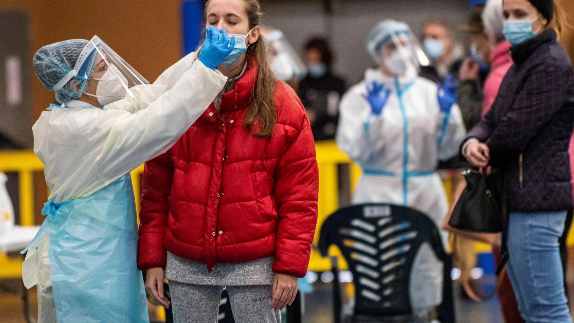 Sanitarios llevan a cabo un cribado masivo de test PCR en el barrio mallorquín de Son Serra-La Vileta, en Palma de Mallorca.