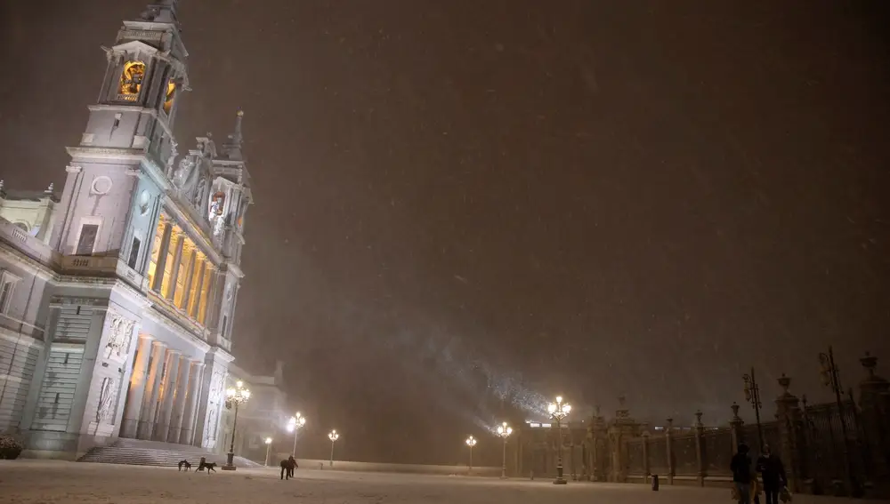 El Palacio Real, en Madrid, tras un día de intensas nevadasaballo