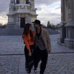 Violeta Mangriñán y el jersey naranja de rebajas de Zara que te hace el look.