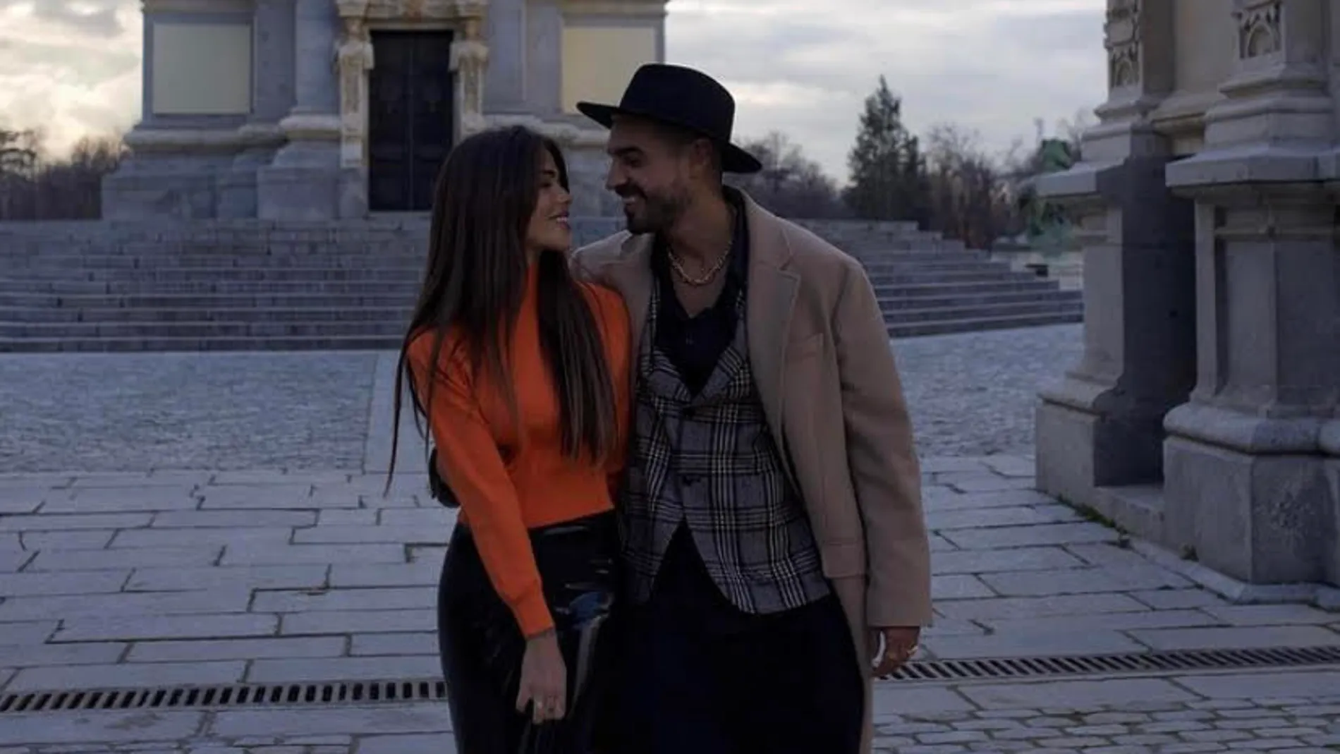 Violeta Mangriñán y el jersey naranja de rebajas de Zara que te hace el look.