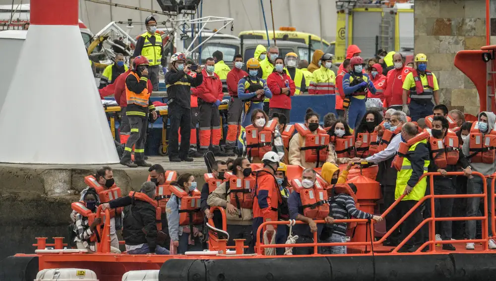 La Salvamar Nunki, de Salvamento Marítimo, ha realizado las tareas de rescate. Los pasajeros han pasado más de 14 horas a bordo, hasta que se les ha podido desembarcar con seguridad