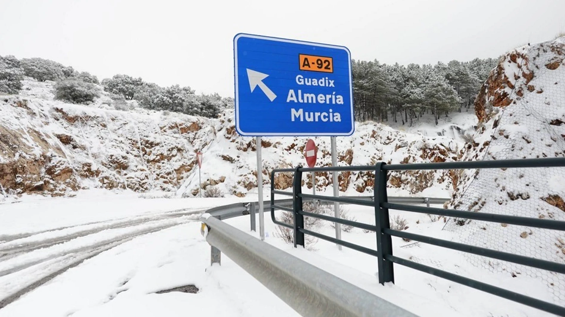 Carretera A-92 cubierta de nieve