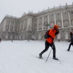 Esquí en las inmediaciones del Palacio Real de Madrid