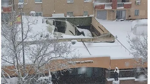 La cubierta ha cedido por el peso de la nieve