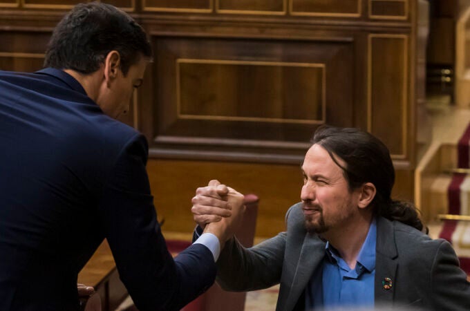 Pedro Sánchez y Pablo Iglesias durante el debate de investidura en en el Congreso de los Diputados MADRID 07/01/2020
