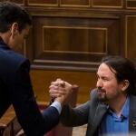 Pedro Sánchez y Pablo Iglesias durante el debate de investidura en en el Congreso de los Diputados MADRID 07/01/2020