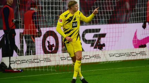 Erling Haaland celebra un gol con el Borussia Dortmund
