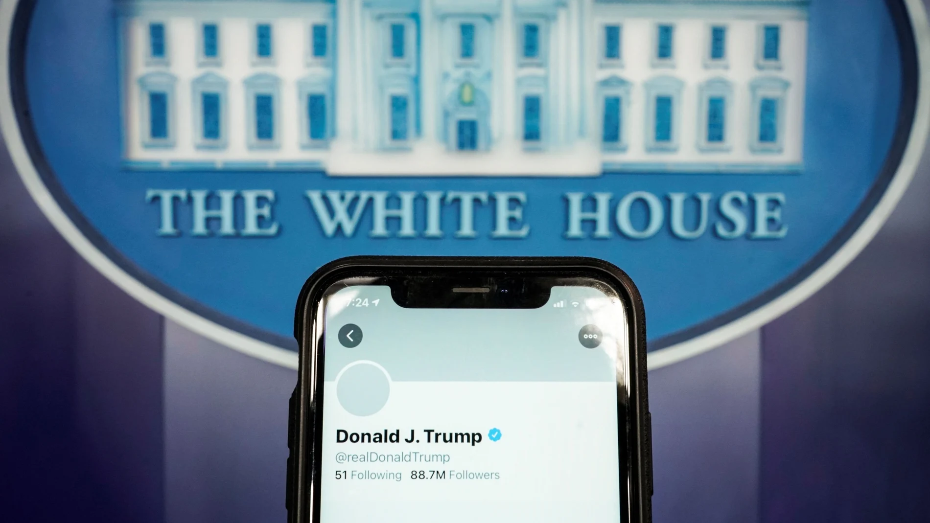 La cuenta suspendida en Twitter de Donald Trump ayer en un teléfono móvil en la Casa Blanca.