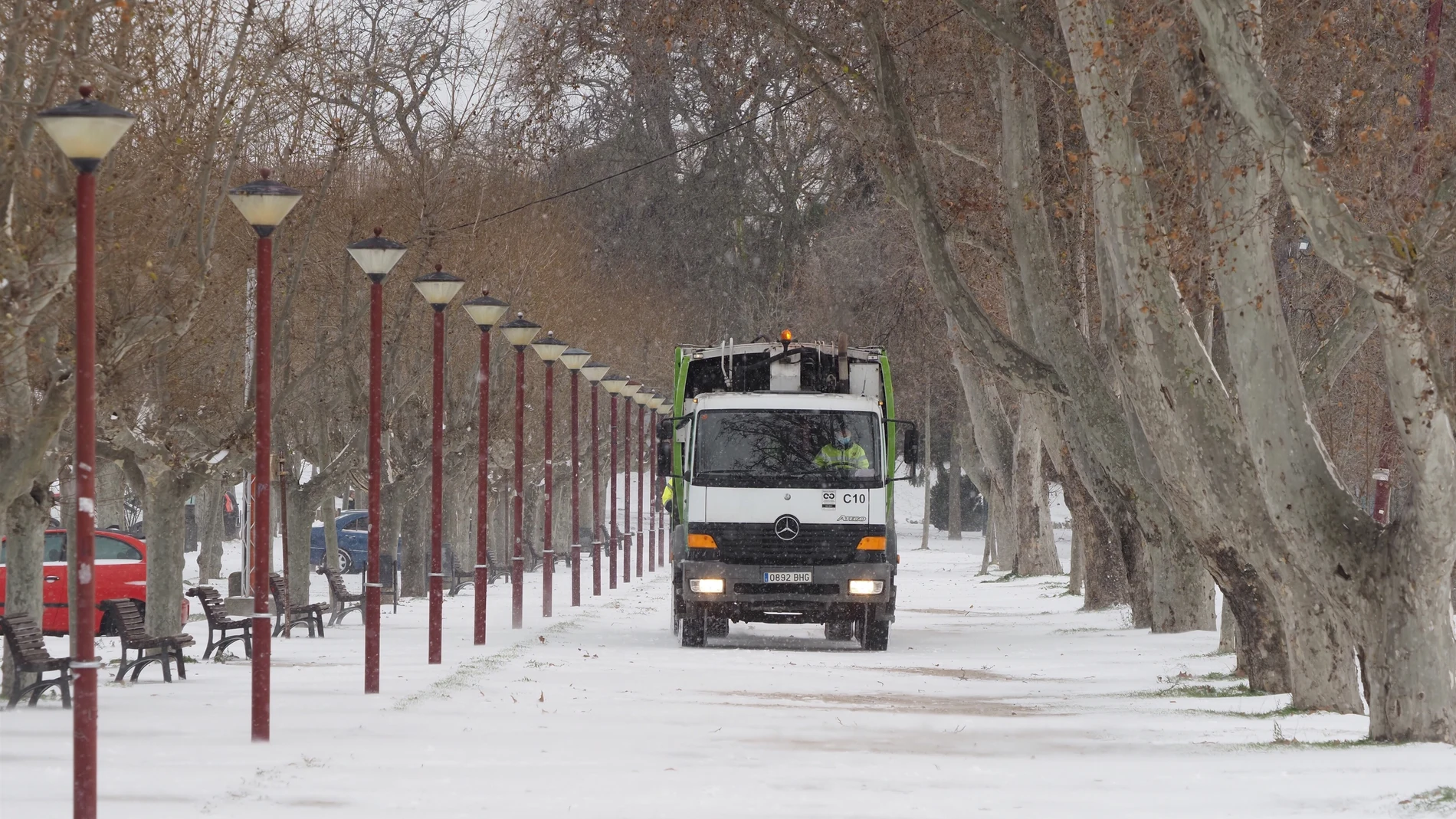 El servicio de limpieza reparte fundentes ante la nieve que ha cubierto Valladolid al paso de la borrasca Filomena.PHOTOGENIC/EUROPAPRESS/MIGUEL ÁN09/01/2021