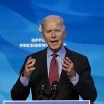 El presidente electo Joe Biden habla durante un evento en el teatro The Queen en Wilmington, Delaware