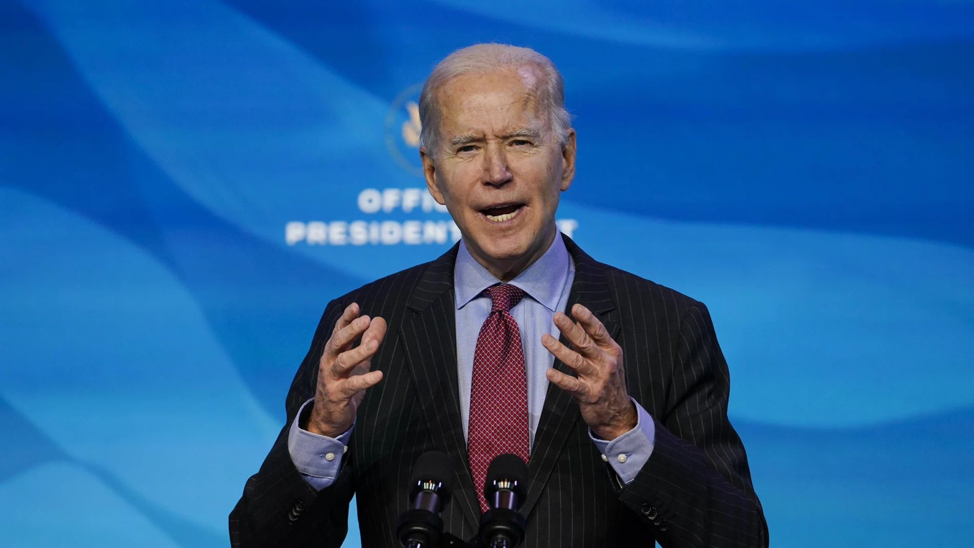 El presidente electo Joe Biden habla durante un evento en el teatro The Queen en Wilmington, Delaware