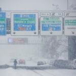 Imágenes de la nevada que ha dejado el paso de la borrasca Filomena en Madrid y la M30