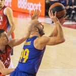Calathes lanza a canasta en el partido entre el BAXI Manresa y el Barcelona