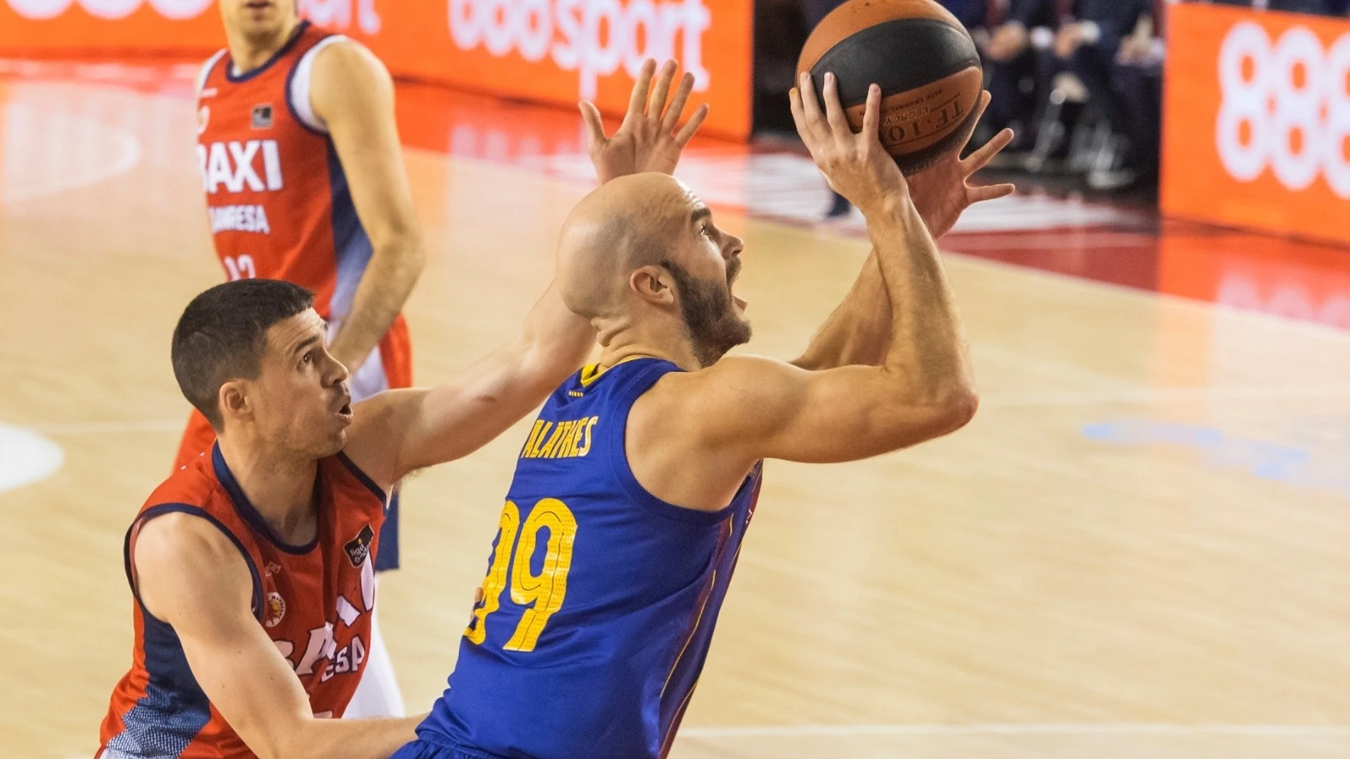 Calathes lanza a canasta en el partido entre el BAXI Manresa y el Barcelona