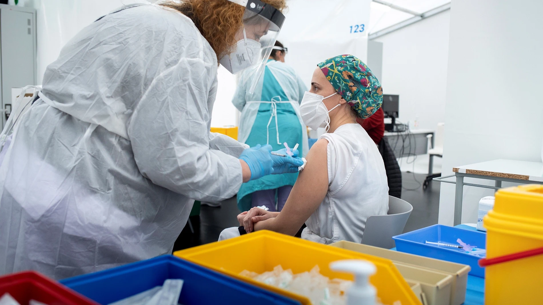 Sanitarios de Castellón se vacunan contra el Covid-19 en el Hospital de Campaña de la ciudad