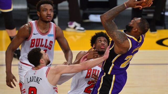 LaVine no pudo ni con LeBron ni con los Lakers.