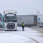 Camiones parados por la dificultad que provoca la nieve