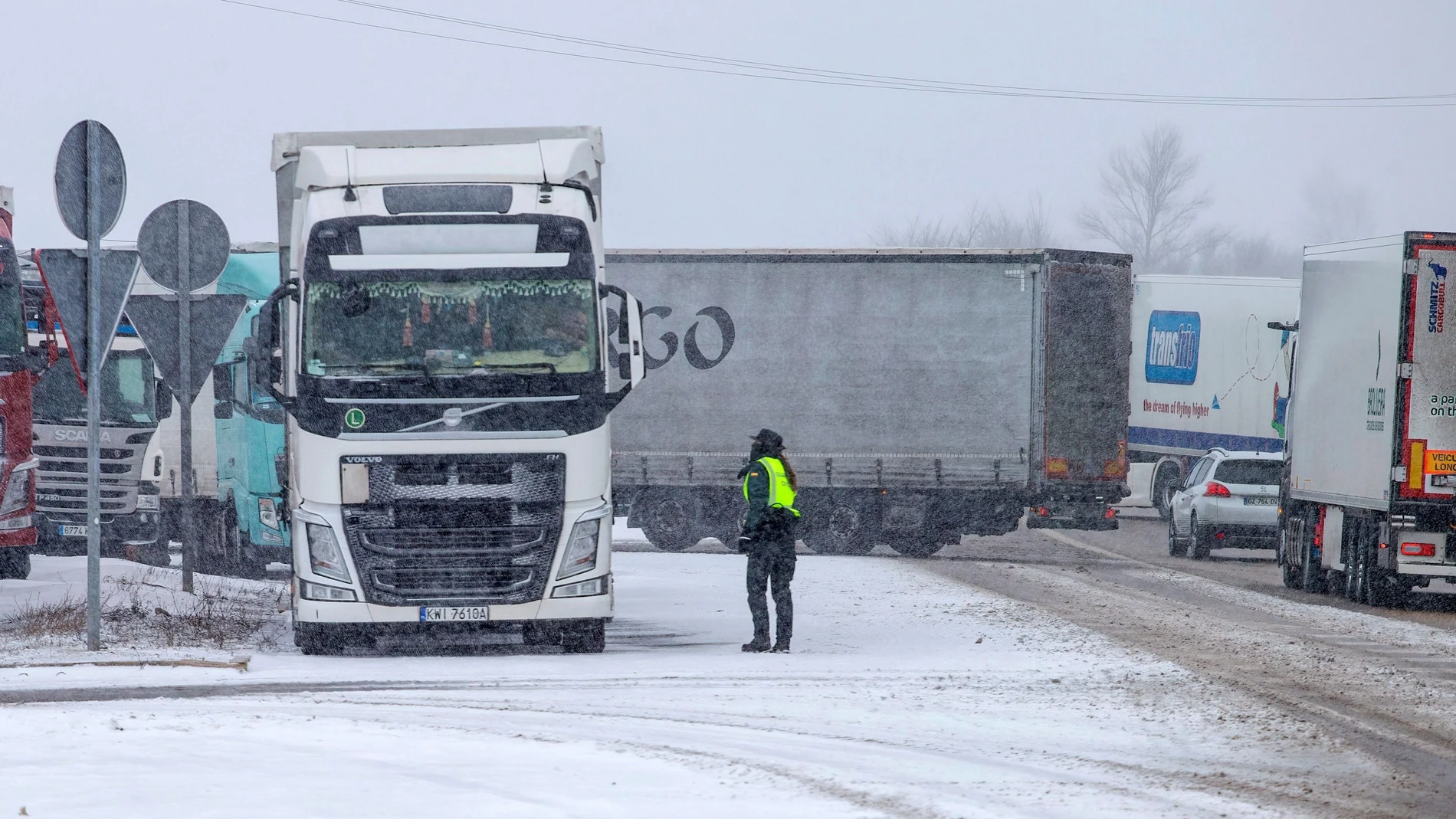 Camiones parados por la dificultad que provoca la nieve