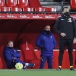 El entrenador de porteros del Barcelona, en el centro de la imagen, terminó expulsado
