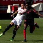 Diego Carlos intenta ceder a su portero y marca en propia portería